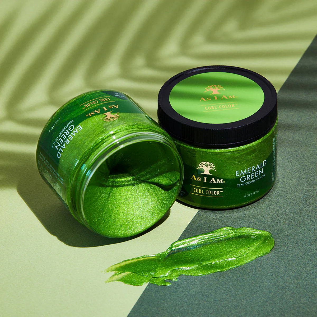 As I Am Curl Color Emerald Green - produktpræsentation med åben og lukket krukke samt farveprøve af den grønne gel.