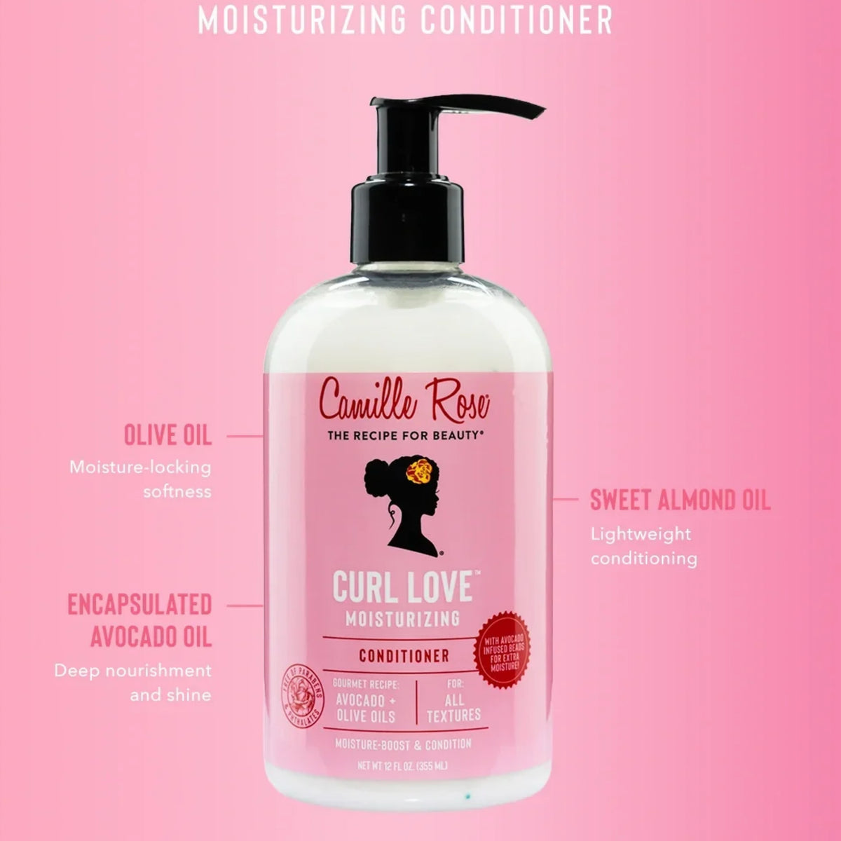 Camille Rose Curl Love Moisturizing Conditioner i pumpeflaske med oliven-, mandel- og avocadoolie på lyserød baggrund.