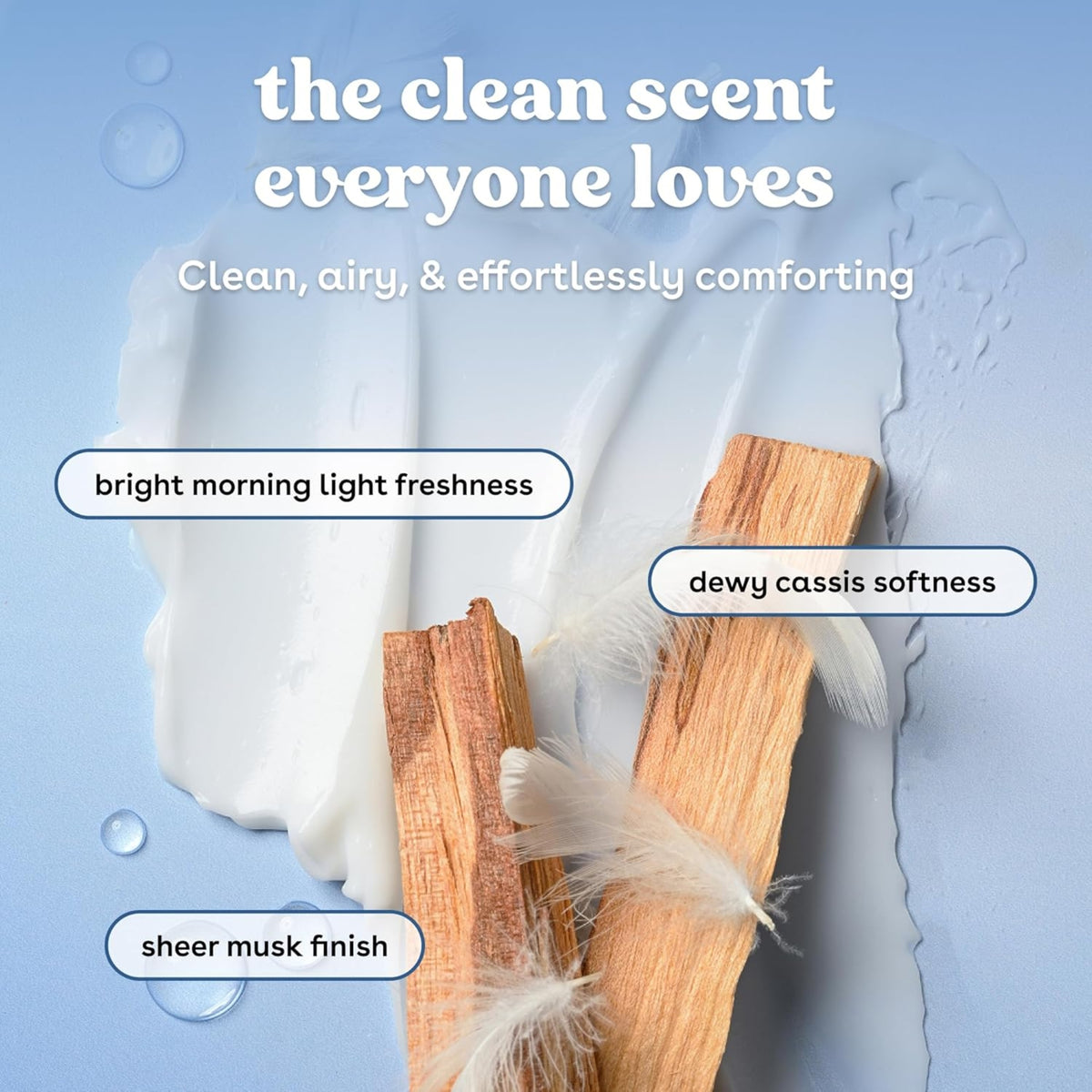 Cremet hvid lotion med palo santo-træstykker og bløde fjer illustrerer duftnoter af morgenlys, cassis og sheer musk.