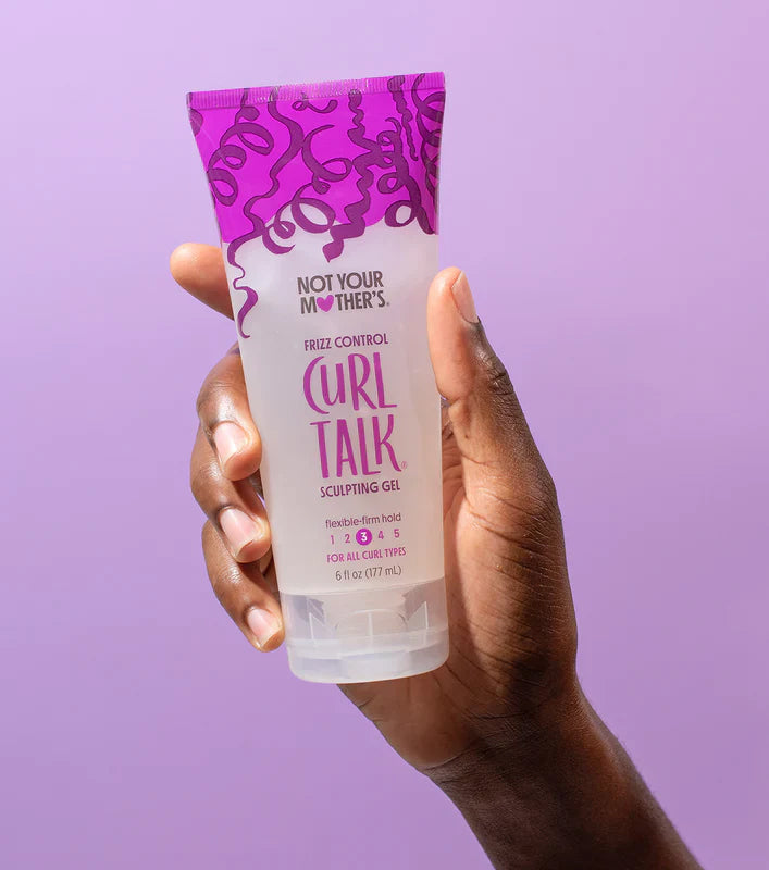 En hånd holder Not Your Mother's Curl Talk Frizz Control Sculpting Gel foran lilla baggrund.